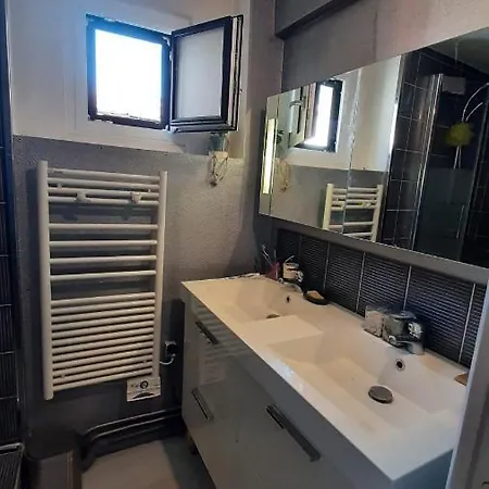Holiday home Agreable Maison De Village, Au Calme D'une Impasse